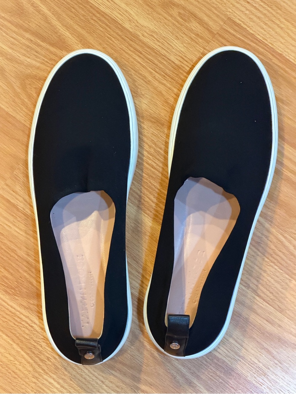 Taryn Rose size 11 black flats VGUC